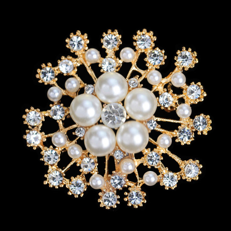Hot Selling Snowflake Pearl Crystal Brooch Exquisite Flower Corsage Fashion Ladies Clothing Accessories